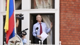 Osnivač Vikiliksa Džulijan Asanž juče se sa balkona ambasade Ekvadora u Londonu obratio svojim sledbenicima