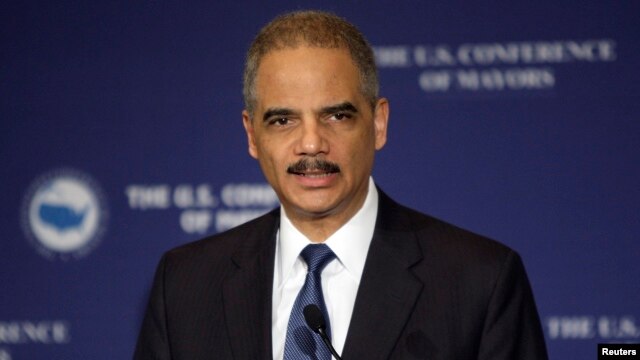 El fiscal general Eric Holder anunció la demanda contra Standard & Poor's presentada el lunes por la noche.