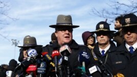 Lt. J. Paul Vance, umupolisi mukuru wo mu ntara ya Connecticut, ariko araha ikiganiro abamenyeshamakuru ku musi wa gatandatu, itariki 15 z'ukwezi kwa cumi na kabiri mu gisagara ca Newtown. 