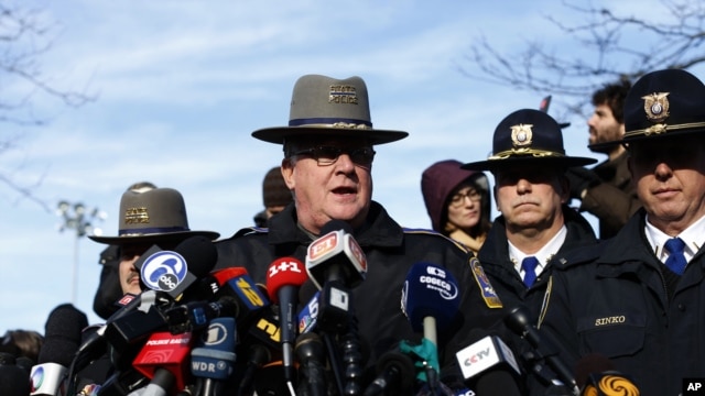 Jami'in dan sanda Lt. J. Paul Vance  na jihar Connecticut  yana jawabi ga manema labarai