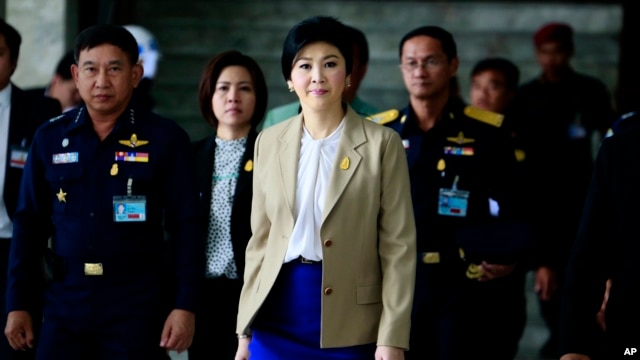 Thủ tướng Yingluck Shinawatra rời khỏi trụ sở Không quân Thái Lan sau một cuộc họp nội các tại Bangkok.