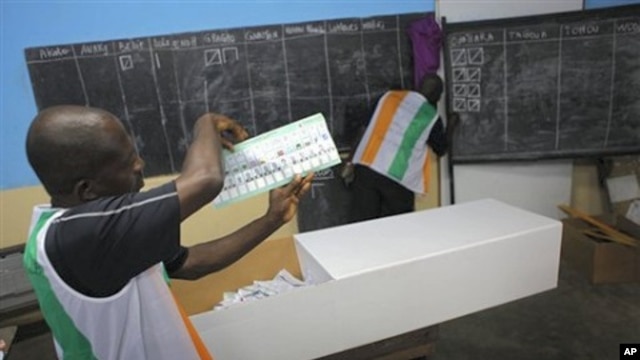 Election officials start counting ballots in first round of presidential elections in Abidjan, Ivory Coast, 31 Oct. 2010.
