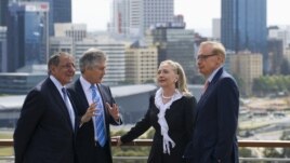 Bộ trưởng Ngoại giao Úc Bob Carr (phải ngoài cùng) và Bộ trưởng Quốc phòng Úc Stephen Smith (thứ hai bên trái) trò chuyện với Ngoại trưởng Mỹ Hillary Clinton (thứ hai bên phải) và Bộ trưởng Quốc phòng Mỹ Leon Panetta (trái ngoài cùng) tại Perth, 14/11/2012.