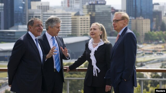 Từ trái: Bộ trưởng Quốc phòng Hoa Kỳ Leon Panetta,Bộ trưởng Quốc phòng Australia, Ngoại trưởng Hoa Kỳ Hillary Clinton và Ngoại trưởng Australia Bob Carr (phải) trước cuộc họp tại Perth, Australia 14/11/12
