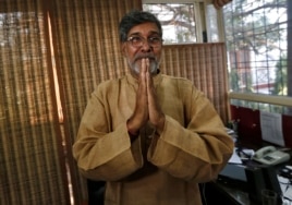 Khôi nguyên giải Hòa bình 2014, nhà hoạt động Kailash Satyarthi nói chuyện với báo chí ở New Delhi 10/10/2014.