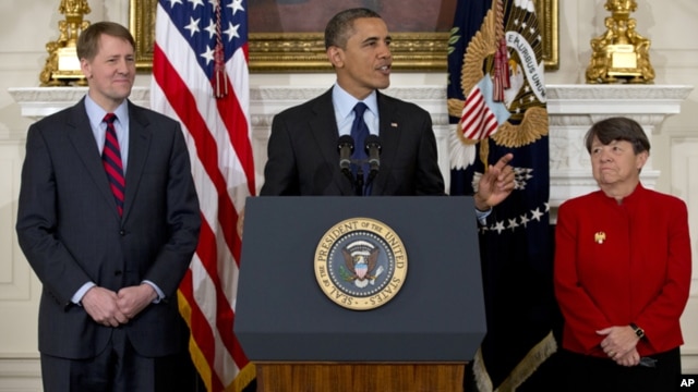 Obama al hacer el anuncio en la Casa Blanca junto a los dos exfiscales, Richard Cordray y Mary Jo White.