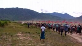 မႏၱေလးတုိင္း၊ စဥ့္ကူၿမိဳ႕နယ္ ေညာင္ဝန္းေက်းရြာ
ေတာင္သူမ်ား ရဲ႕ ထြန္တံုးဆႏၵျပပြဲ။