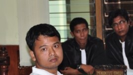 Alexander Aan, saat menghadiri sidang di pengadilan Muaro Sinjunjung, Sumatera Barat atas dakwaan penghinaan agama (14/6).