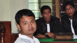 30 year-old Indonesian Alexander Aan listens to the judges delivering his verdict in West Sumatra, June 14, 2012.