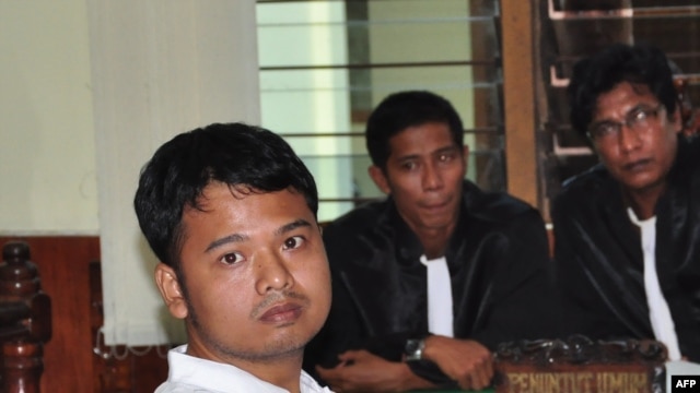 Alexander Aan, saat menghadiri sidang di pengadilan Muaro Sinjunjung, Sumatera Barat atas dakwaan penghinaan agama (14/6).
