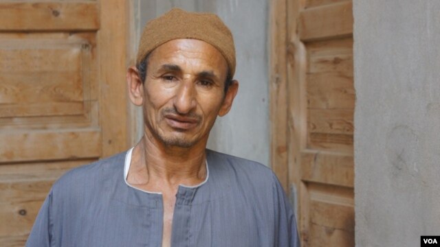 Farmer Abu Samra Zaki Mahmoud tries to drum up support for Egyptian presidential candidate Ahmed Shafiq, Mazoura, Egypt, June 7, 2012. (E. Arrott/VOA)