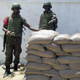 African Union (AU) peacekeepers from Uganda stand guard outside the Somalia presidential palace in the capital Mogadishu, (2009 file photo)