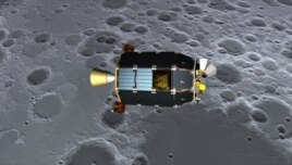 Hình vẽ kỹ thuật số mô phỏng phi thuyền LADEE bay trên bề mặt mặt trăng