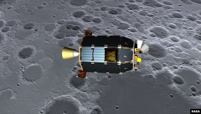 Hình vẽ kỹ thuật số mô phỏng phi thuyền LADEE bay trên bề mặt mặt trăng