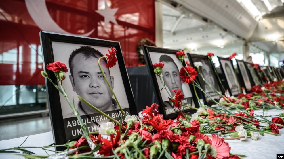 Ảnh minh họa - Hoa đặt trước di ảnh của những nhân viên sân bay thiệt mạng trong ba vụ đánh bom tự sát và nổ súng tấn công tại sân bay Ataturk ở thành phố Istanbul, Thổ Nhĩ Kỳ.