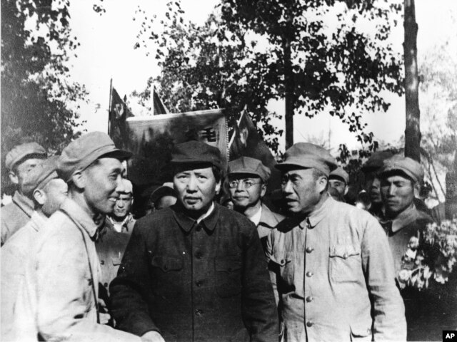 毛泽东、朱德(前排右侧)和一批军官游览北平(1949年夏天)