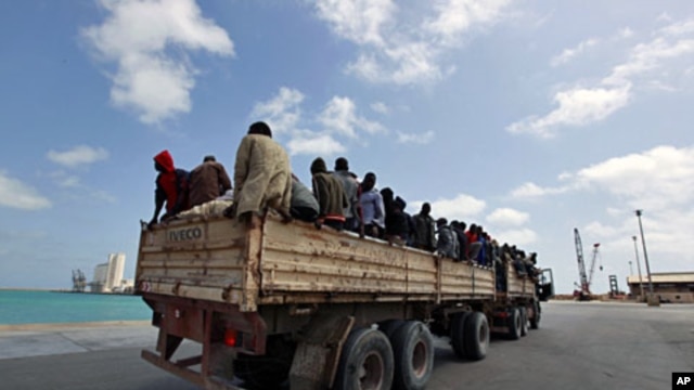Migrant workers from Niger are transported into Misrata port to be evacuated by the IOM (International Organization for Migration) to Benghazi (File)