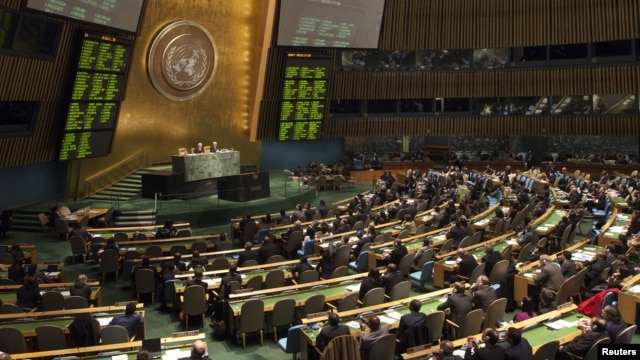 Suasana pemungutan suara di dalam sidang Majelis Umum PBB di kantor pusat New York (Foto: dok). Majelis Umum PBB telah sepakat untuk memulai kembali pembicaraan terkait perjanjian yang mengatur perdagangan senjata konvensional, Senin (24/12).