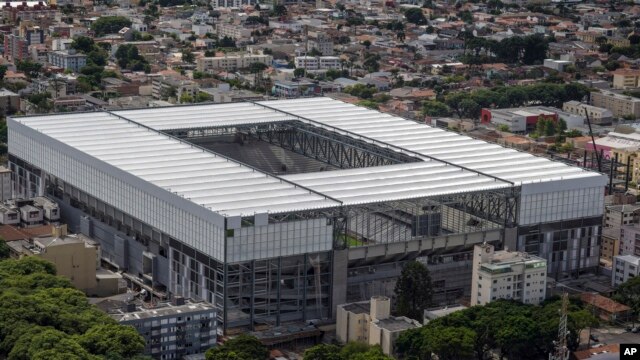 Stadion baru Arena da Baixada di kota Curitiba, Brazil yang dibangun untuk turnamen Piala Dunia (foto: dok). Brazil mengeluarkan biaya hampir $4 milyar untuk pembangunan dan renovasi 12 stadion Piala Dunia.