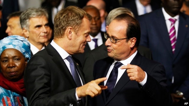 Tổng thống Pháp Francois Hollande (phải) trao đổi với Chủ tịch Hội đồng Châu Âu Donald Tusk tại một hội nghị thượng đỉnh không chính thức về vấn đề di cư tại Valletta, Malta, ngày 11/11/2015.