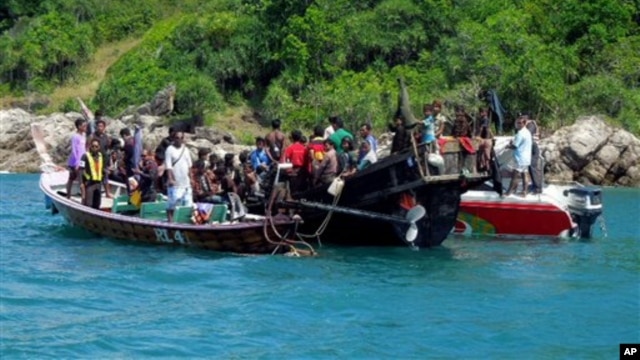 Kapal yang mengangkut sekitar 73 pengungsi Rohingnya ini ditahan oleh pihak berwenang saat berada di perairan Phuket, Thailand, 1 Januari 2013. (AP Photo). Thailand telah mengijinkan PBB untuk menemui sekitar 850 tahanan, yang sebagian besar diduga merupakan pengungsi Rohingnya (16/1).