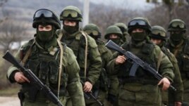 Binh sĩ vũ trang, được cho là lính Nga, bên ngoài căn cứ quân sự tại làng Perevalnoye gần thành phố Simferopol.