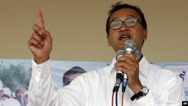 Ông Sam Rainsy lãnh đạo đảng đối lập đang tự ý đi sống lưu vong để tránh bị tù về các tội mang tính cách chính trị