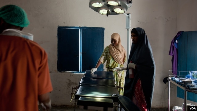 A nurse prepares the operating table for surgery, Ras Kamboni, Somalia, July 6, 2012. (VOA - R. Gogineni)