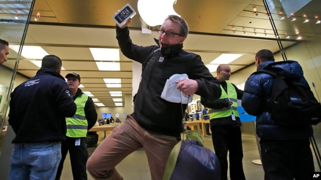 Algunas personas pasaron la noche frente a las tiendas de Apple a la espera de que abrieran para comprar el nuevo modelo del iPhone.