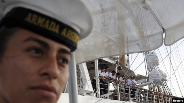 El buque-escuela argentino iba a ser trasladado a otro muelle del Puerto de Tema.