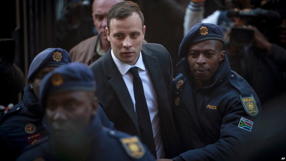 Oscar Pistorius, centro, fue obligado a mirar a la jueza al momento de su sentencia.