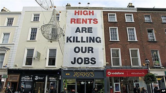A banner complaining about high shop rents is hung on a shop front in central Dublin, Ireland, 12 Nov 2010