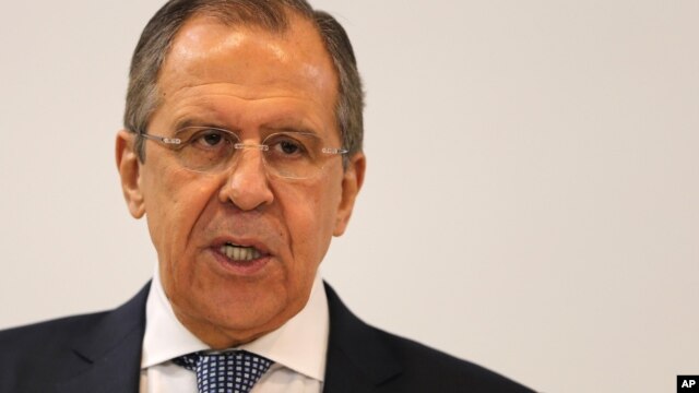 Bộ trưởng Ngoại giao Lavrov nói các cuộc không kích của Nga là nhắm vào tổ chức chủ chiến Jabhat al-Nusra có liên hệ với Al-Qaida. Ông nói thêm là không có lý do gì để ngưng các cuộc không kích.