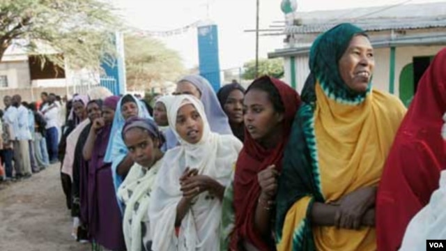 Women wait in line to vote during Somaliland parliamentary elections in 2005 (in Hargeisa).