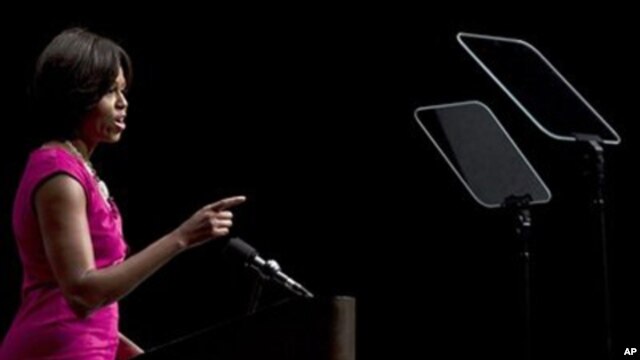 First lady Michelle Obama speaks at a campaign event for Sen. Russ Feingold  in Milwaukee, 13 Oct 2010