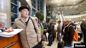 Những hành khách bị hủy chuyến bay đến Ai Cập tại bàn thông tin sân bay Domodedovo, ngoại ô Moscow, Nga, ngày 6/11/2015.