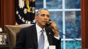 U.S. President Barack Obama speaks on the phone with Saudi Arabia's King Abdullah from the Oval Office of the White House in Washington September 10, 2014. President Barack Obama called Saudi Arabia's King Abdullah on Wednesday ahead of an evening speech 