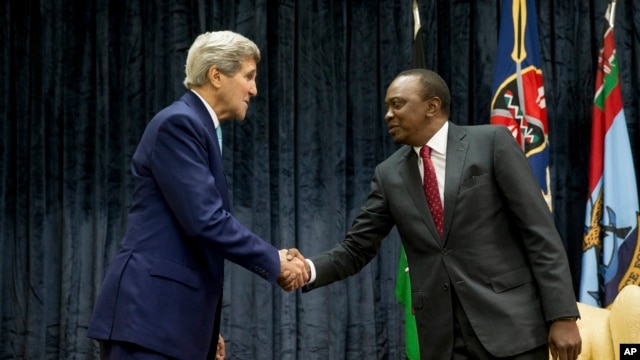 Ngoại trưởng Mỹ John Kerry và Tổng thống Kenya Uhuru Kenyatta tại Nairobi, ngày 4/5/2015.