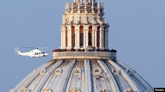Trực thăng đưa Ðức Giáo Hoàng Benedict XVI từ Vatican đến nơi nghỉ dưỡng  ở miền nam nước Ý, ngày 28/2/2013. 