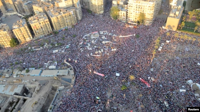 Người biểu tình chống ông Morsi biểu tình ủng hộ quân đội tại Quảng trường Tahrir ở Cairo, 26/7/2013