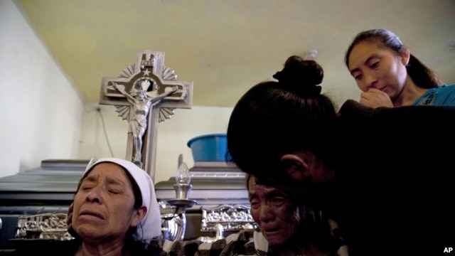 Parientes de la familia Vásquez lloran la pérdida de sus seres queridos, quienes quedaron atrapados en los escombros al derrumbarse completamente su casa en San Cristóbal Cucho.