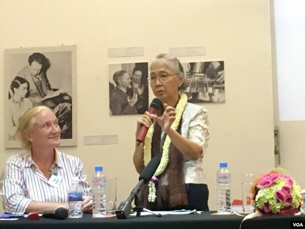 លោកស្រី ជា វណ្ណាត អ្នក​វិភាគ​ឯករាជ្យ​មួយ​រូប និង​ជា​អ្នក​និពន្ធ​សៀវភៅ​ដែល​មាន​ចំណង​ជើង​ថា A Cambodian Survivor’s Odyssey ឬ ជា​ភាសា​ខ្មែរ​ថា «ដំណើរ​ជីវិត» ធ្វើ​បទ​បង្ហាញ​អំពី​សៀវ​ភៅ​ដែល​ជា​ស្នាដៃ​ថ្មី​របស់​លោកស្រី​ ក្នុង​រាជធានីភ្នំពេញ​ កាល​ពី​ថ្ងៃ​ទី​២០ ខែ​កក្កដា​ ឆ្នាំ​២០១៦។ (ហ៊ាន សុជាតា/VOA)