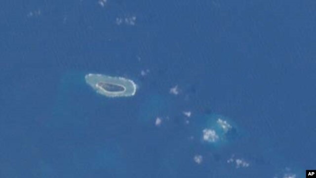 Ảnh đảo Ba Bình chụp từ Trạm không gian Quốc tế. Ba Bình là hòn đảo lớn nhất thuộc quần đảo Trường Sa, nằm cách Cao Hùng phía Nam Đài Loan chừng 1600 cây số về hướng Tây Nam.  