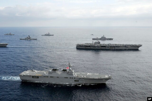 Tàu sân bay USS George Washington của Mỹ (hàng thứ hai) và tàu khu trục chở trực thăng JS Hyuga (DDH 182) của Lực lượng phòng vệ Nhật Bản cùng các tàu khác của Mỹ và Nhật trong cuộc tập trận ở biển Hoa Đông, tháng 11/2012.