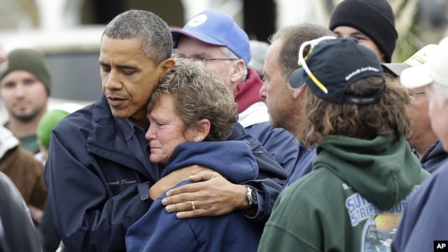 Tổng thống Obama (trái) an ủi, động viên bà Donna Vanzant (phải) trong khi đi thị sát khu vực Brigantine, New Jersey bị ảnh hưởng nặng nề sau bão Sandy, 31/10/2012.