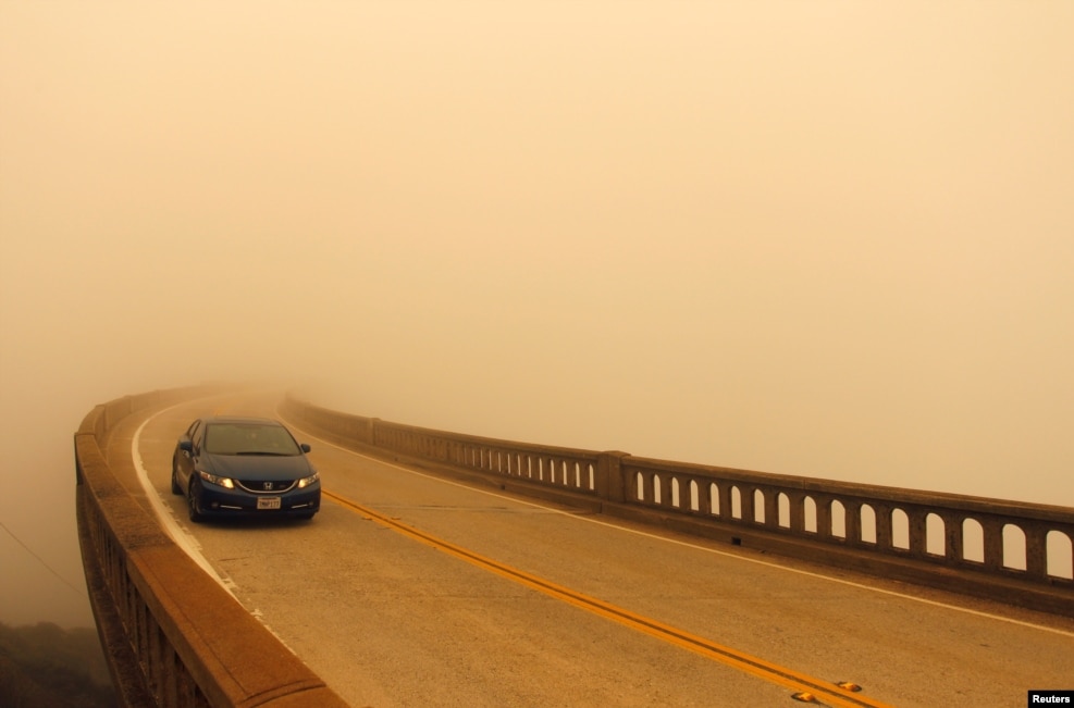 26일 미국 캘리포니아주 '빅서'를 지나는 1번 간선도로 다리 위로 바닷바람에 실린 산불 연기가 퍼지고 있다.