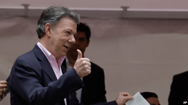 Tổng thống Colombia Juan Manuel Santos đi bỏ phiếu ở Bogota, ngày 15/6/2014. 