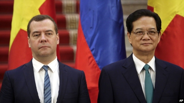 Thủ tướng Nga Dmitry Medvedev (trái) và Thủ tướng Nguyễn Tấn Dũng dự lễ ký kết các thỏa thuận hợp tác trong chuyến đến thăm Việt Nam của ông Medvedev, 6/4/15
