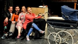 Scena iz predstave "Brod za lutke" (snp.org.rs)