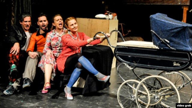 Scena iz predstave "Brod za lutke" (snp.org.rs)